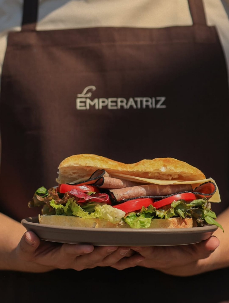 El sandwich de roast beef es uno de los platillos especiales de la cafetería La Emperatriz. Instagram @laemperatriz_cafe.