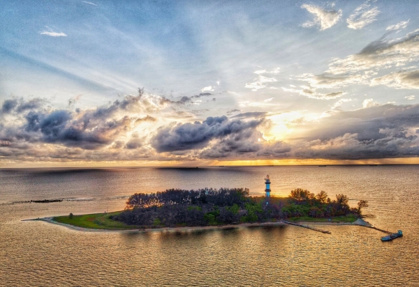 atardecer en el pacífico mexicano detrás de la isla de sacrificios en veracruz