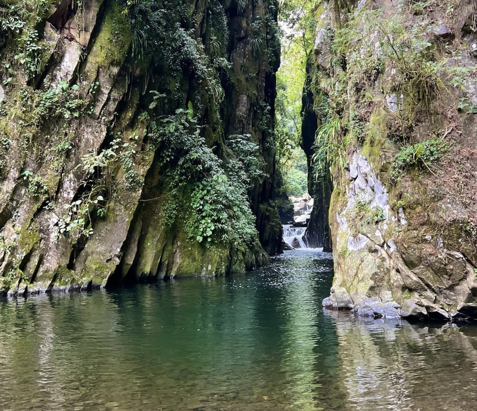 Cañón de Pextlan, senderismo sobre el agua en Xico