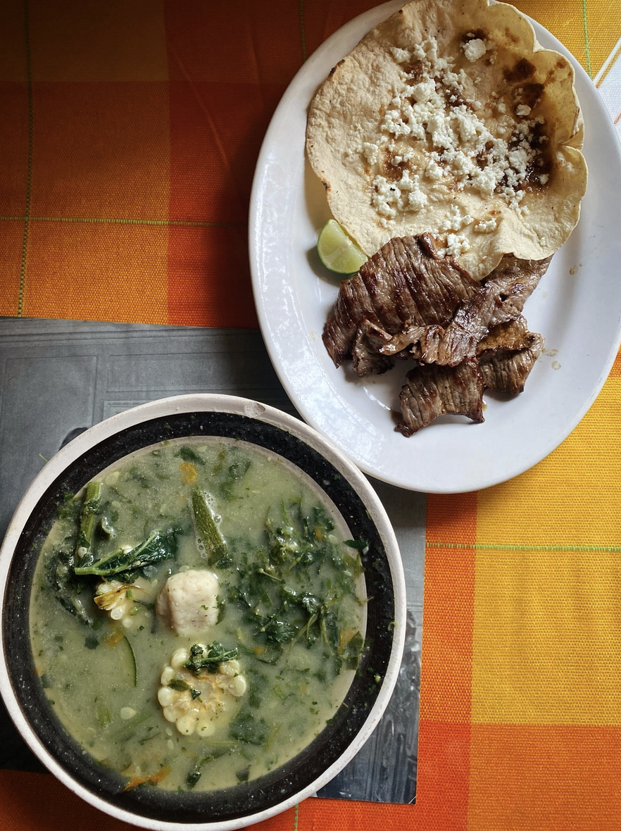 En algunos hogares esta sopa también se sirve junto a una pieza de tasajo asado. Instagram @clubtengohambre.