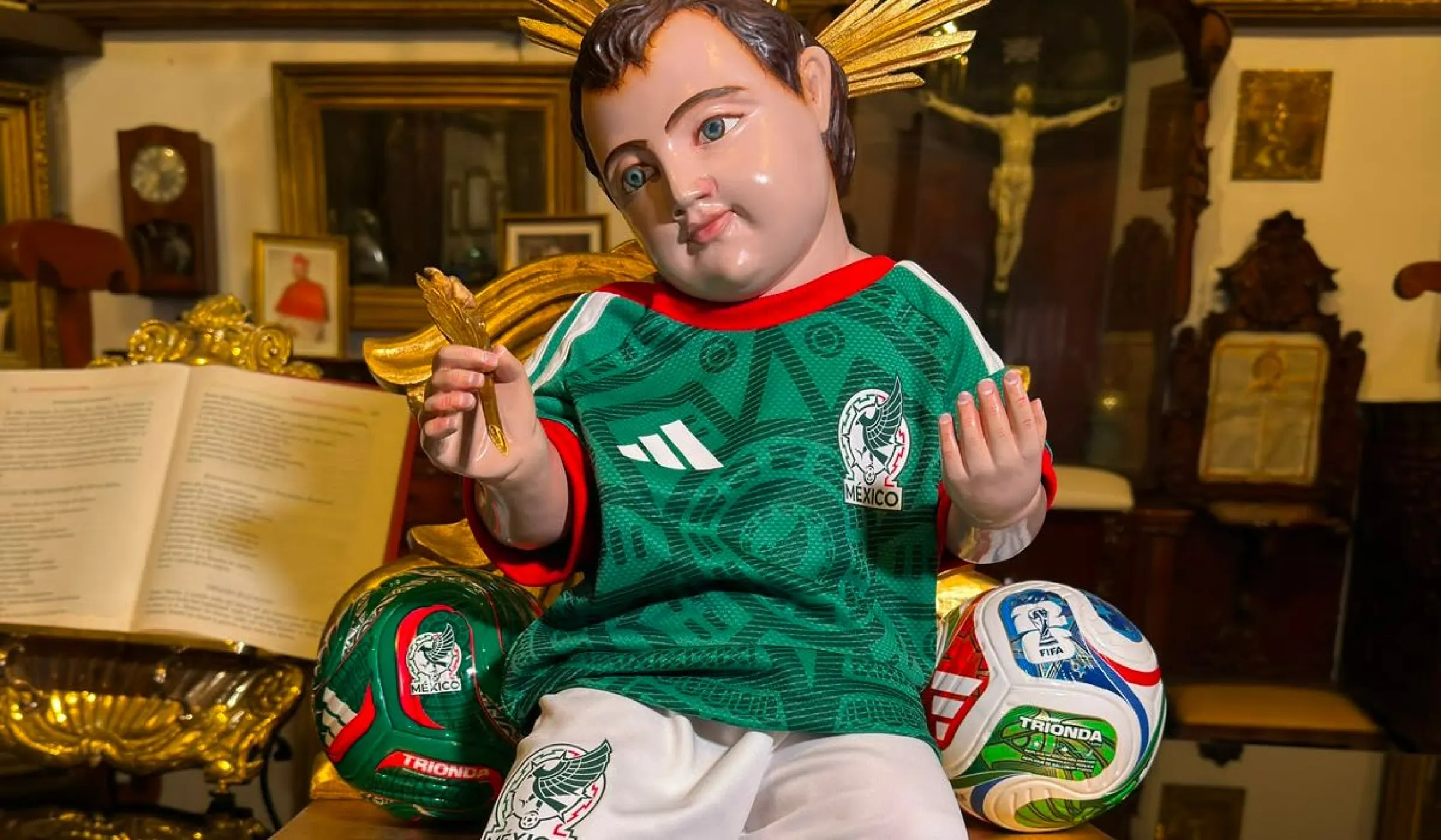 Colocan Niño Dios con playera de la Selección Mexi