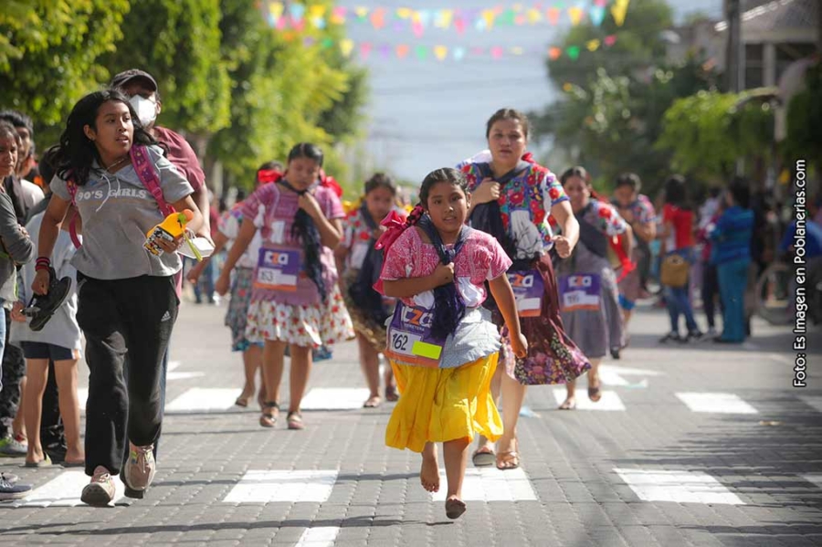 Niña nahua corriendo con tortillas