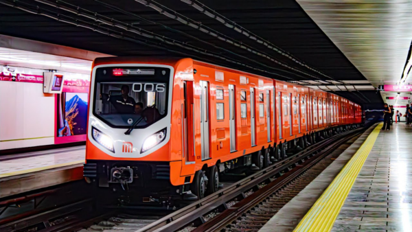 NM-22_ingresando_a_la_estacion_Boulevard_Puerto_Aéreo