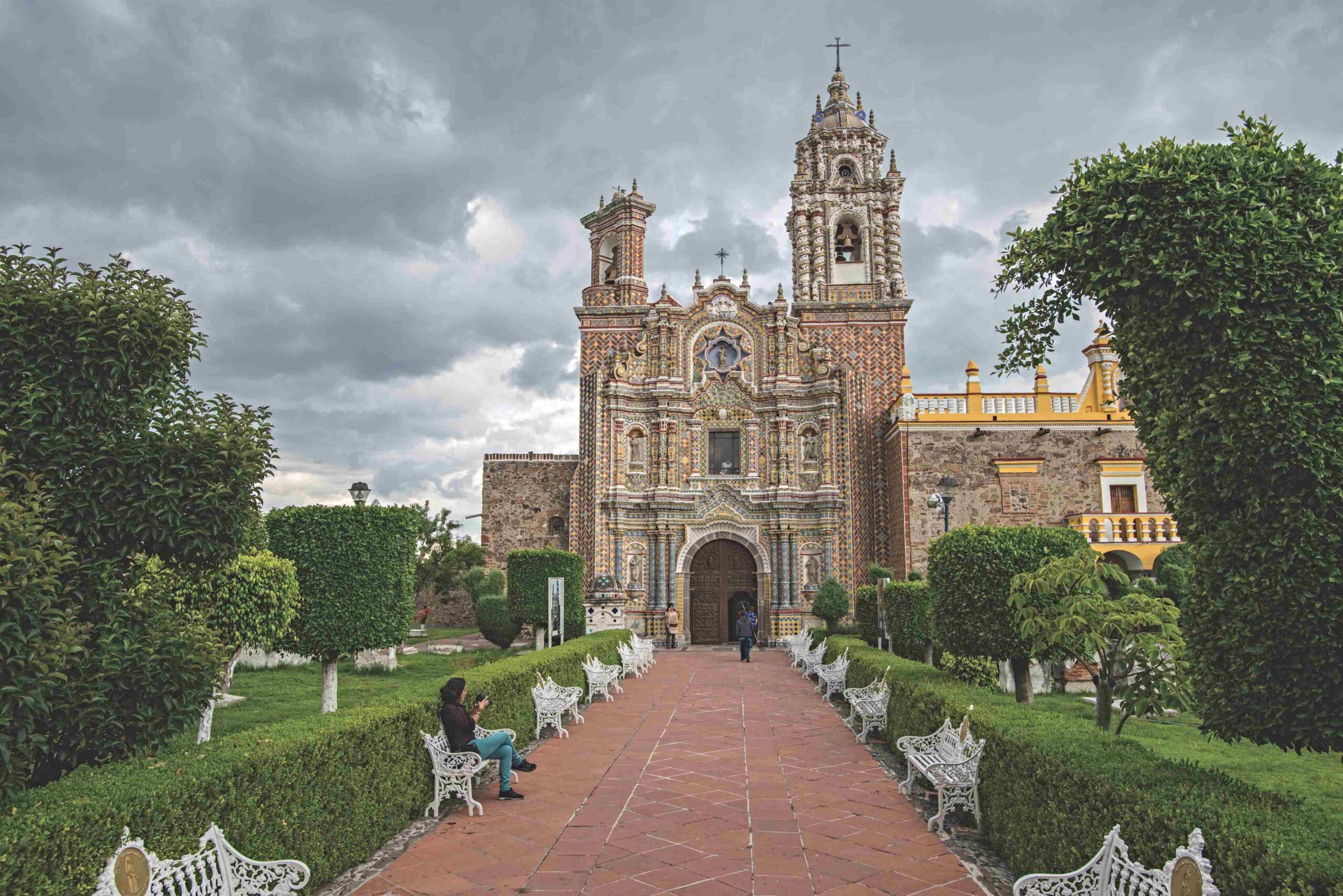 San Francisco Acatepec, el templo con una fachada cubierta de talavera